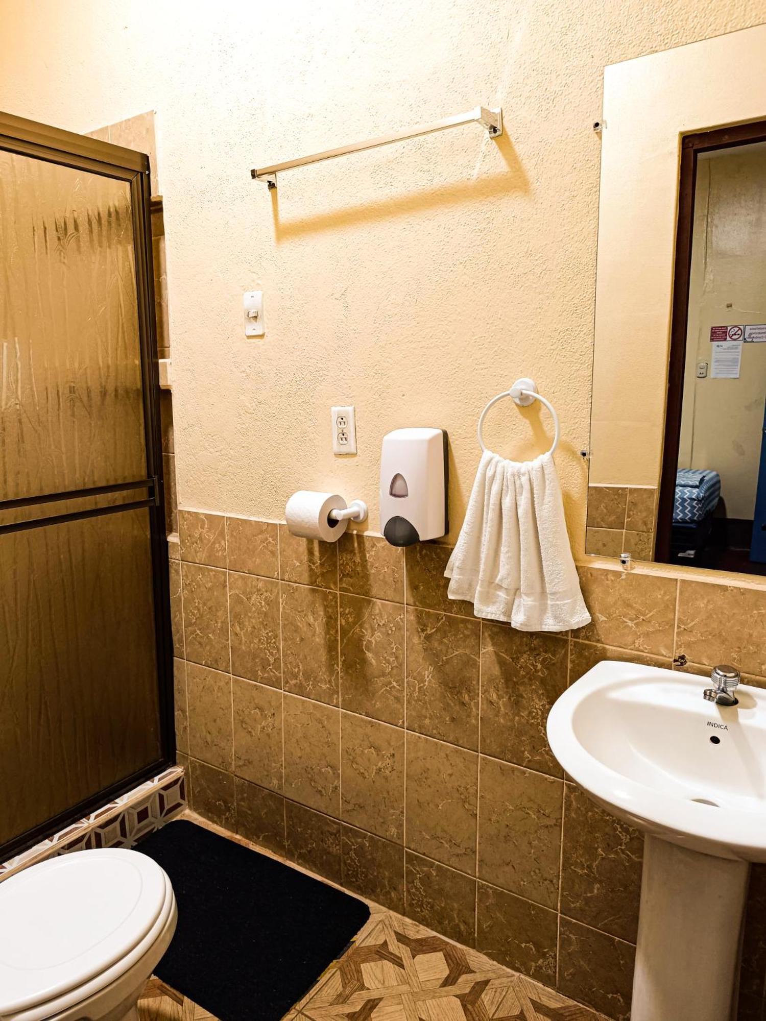 Hostal El Rio Leon Bagian luar foto