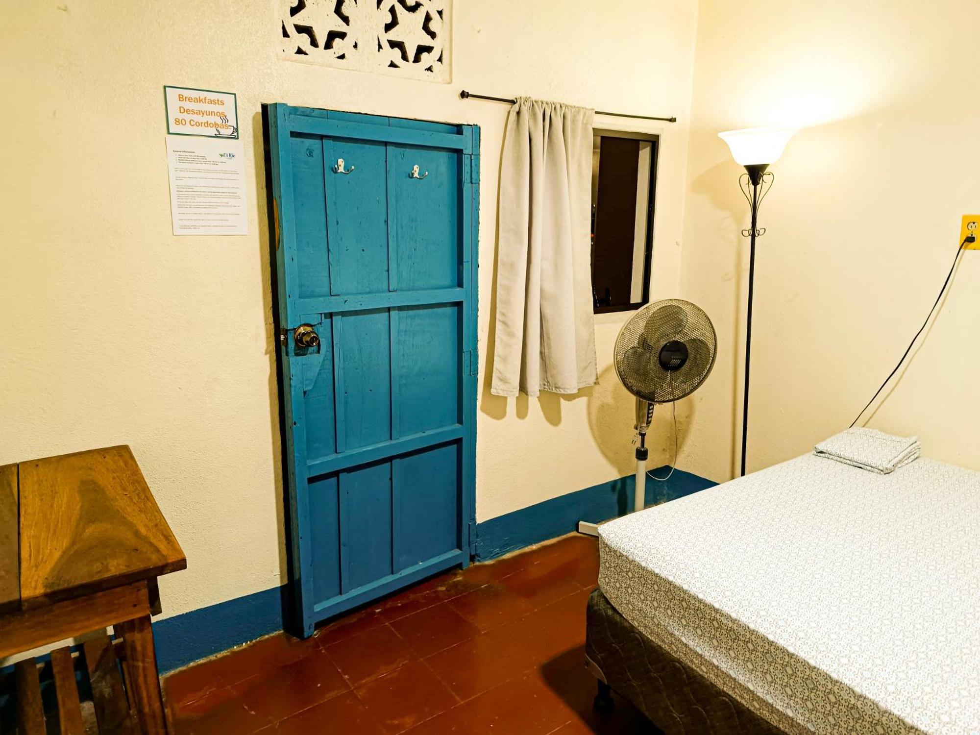 Hostal El Rio Leon Bagian luar foto