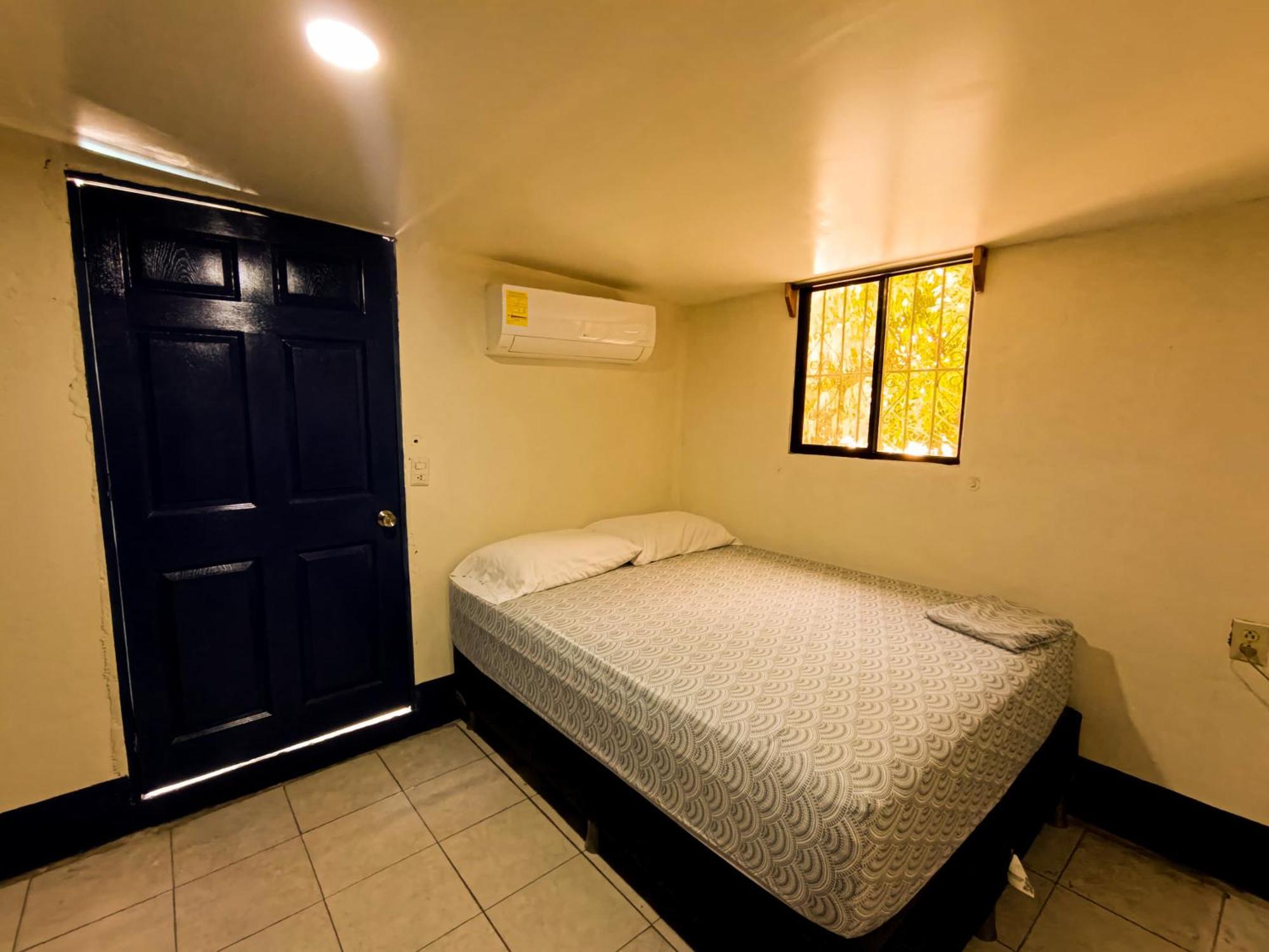 Hostal El Rio Leon Bagian luar foto