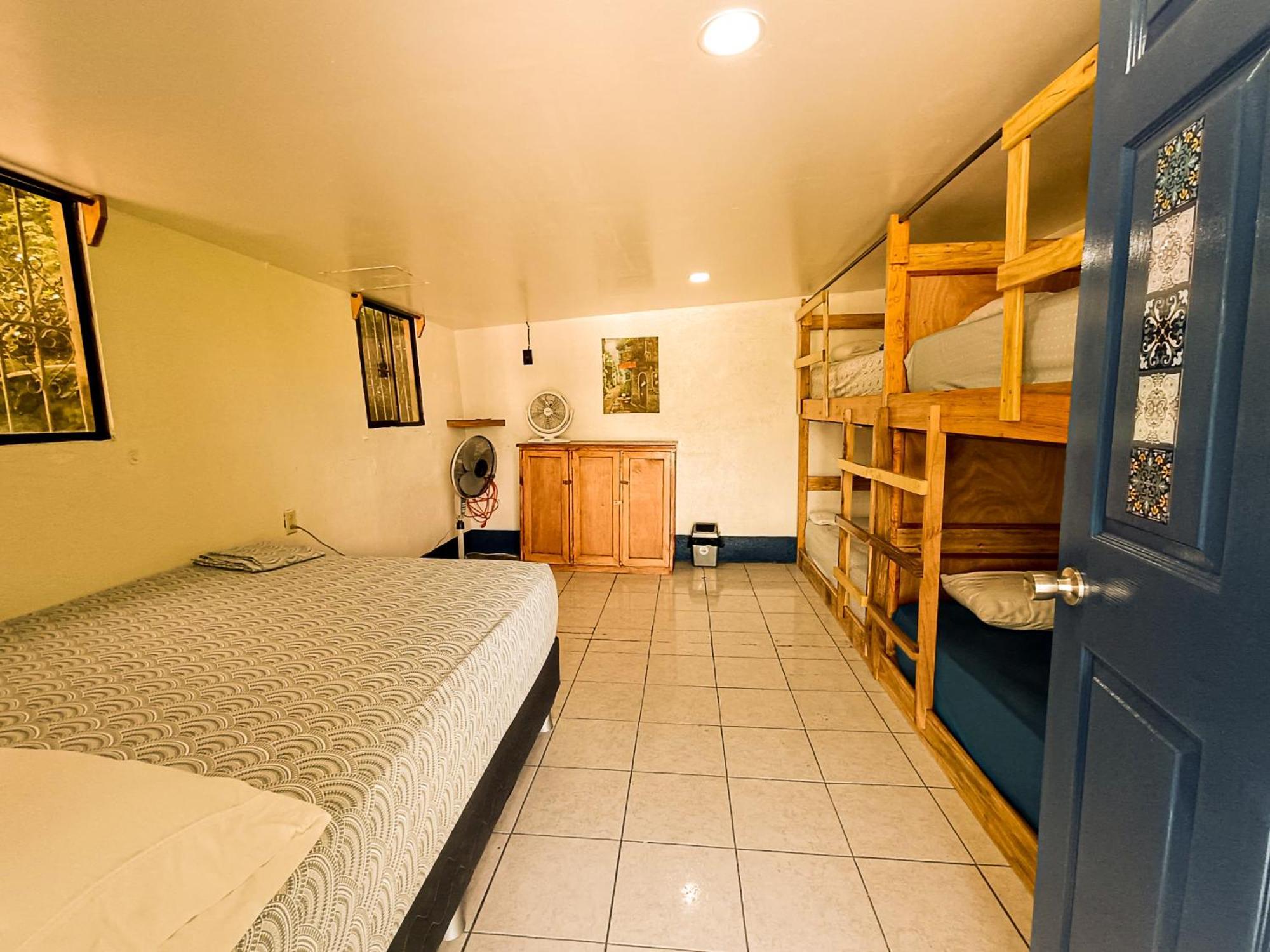 Hostal El Rio Leon Bagian luar foto