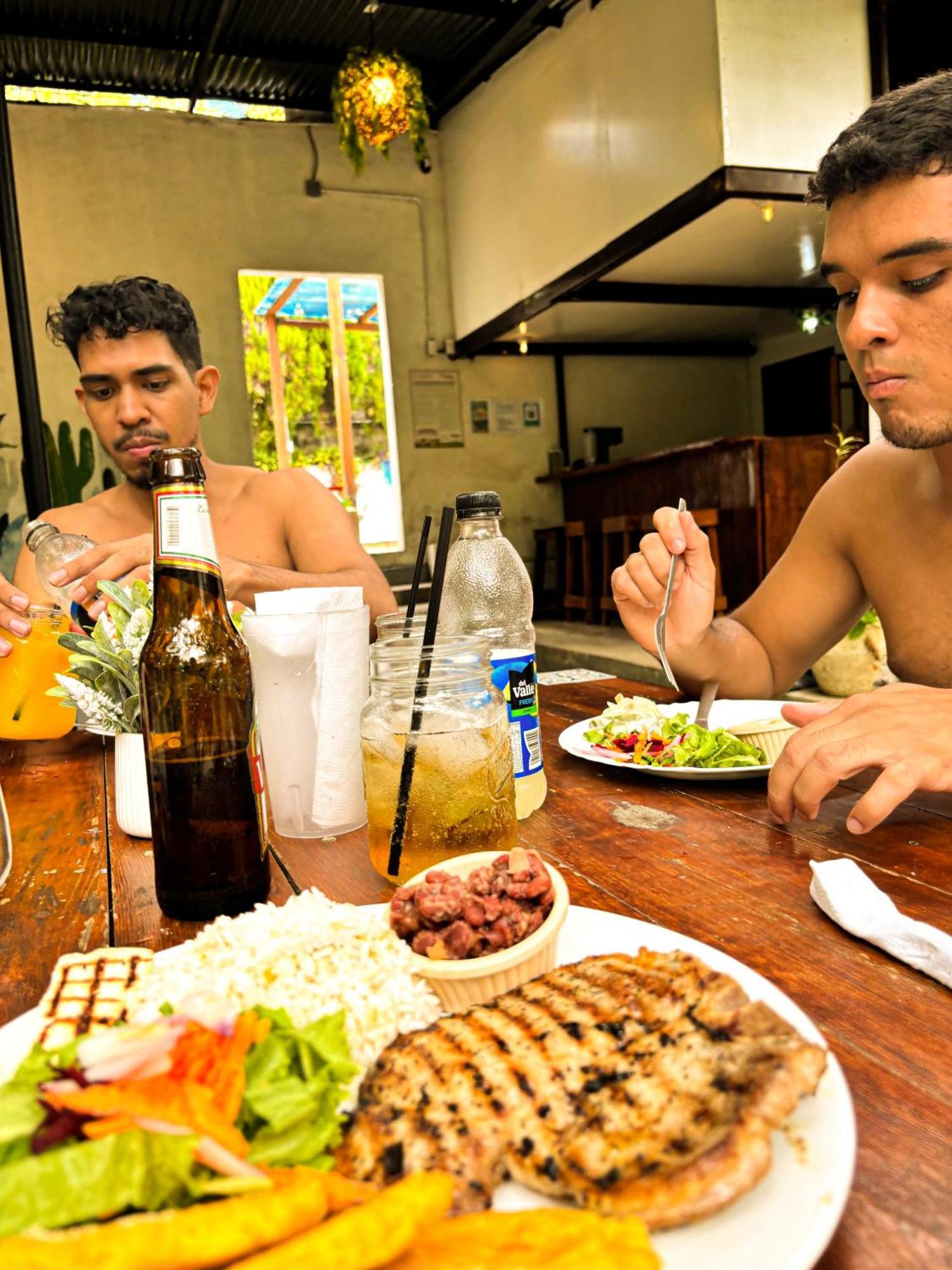 Hostal El Rio Leon Bagian luar foto